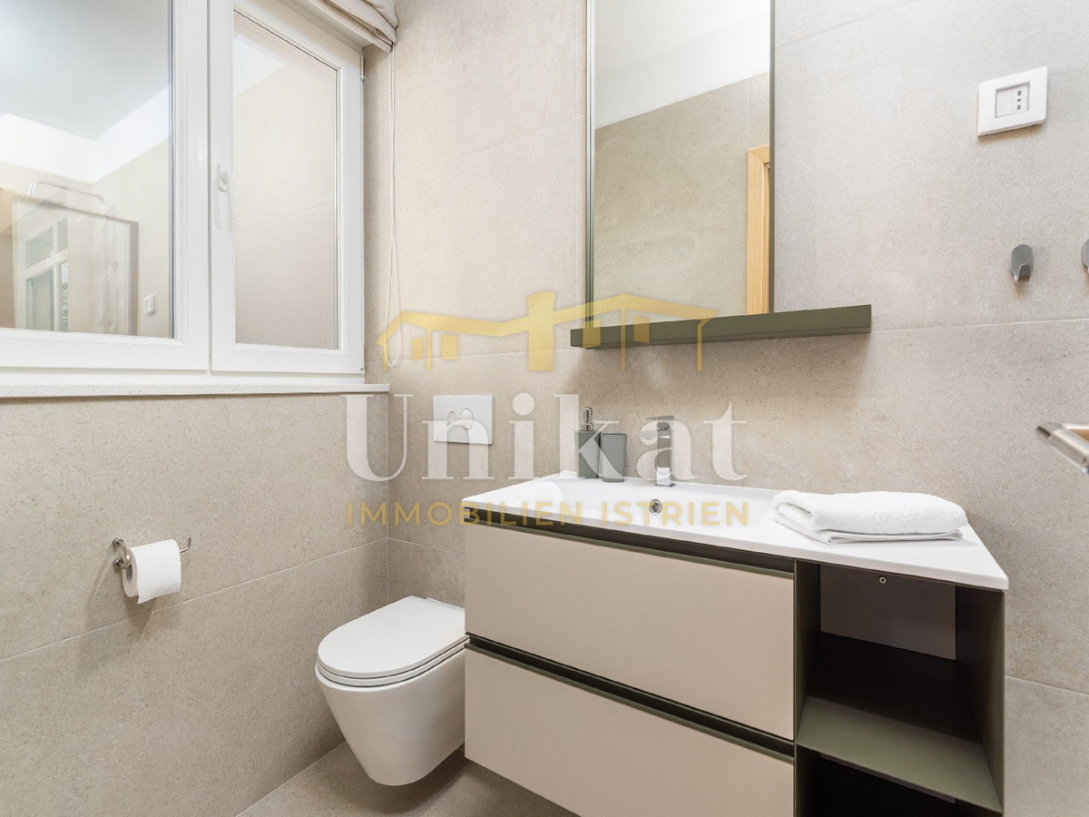 Villa moderna con piscina interna ed esterna